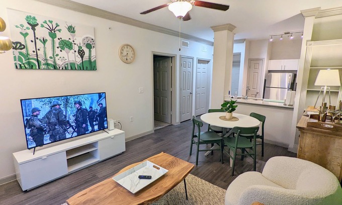 Nassau Bay Apartment | The Green Room