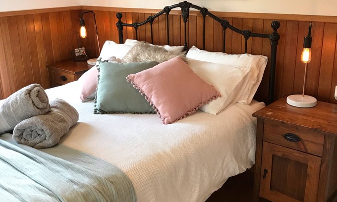 Wattle Glen Cottage | The Green Room Wattle Glen, boutique cottage