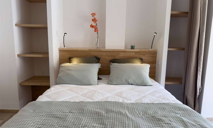 Aigues-Mortes Medieval City House | The Green Suite - a heaven of peace in the heart of the Aigues-Mortes ramparts