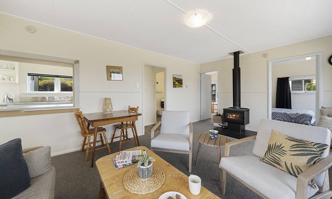 Paraparaumu Cottage | The Green Trout - Paraparaumu Beach Holiday Home
