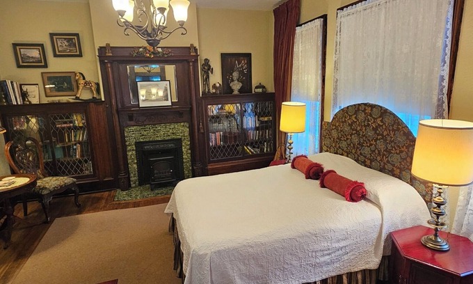 Alderson Apartment | The Greenbrier, Relaxing 4-bedroom Bed & Breakfast in Historic Alderson, WV, with AC, WiFi
