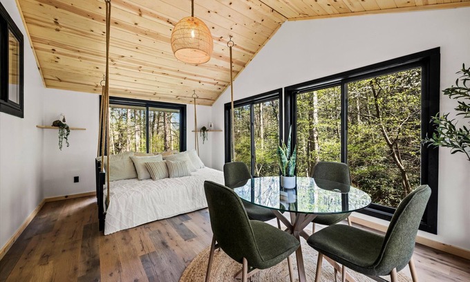 Rocky Grove Cabin | "The Greenhouse" NEW - 450ft to Trailhead