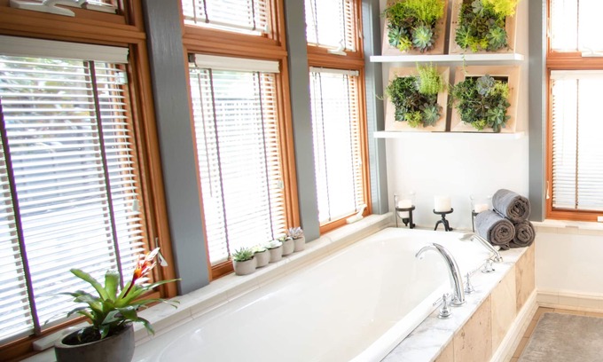 Wallingford House | THE GREENLAKE BUNGALOW - center of seattle