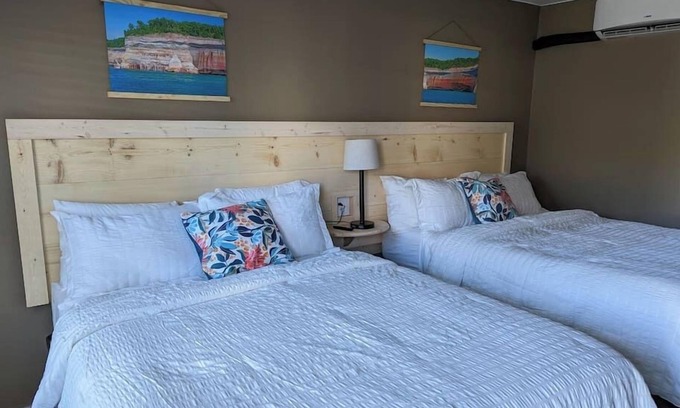 Munising Hotel | The Greenland Motel - Room No.3