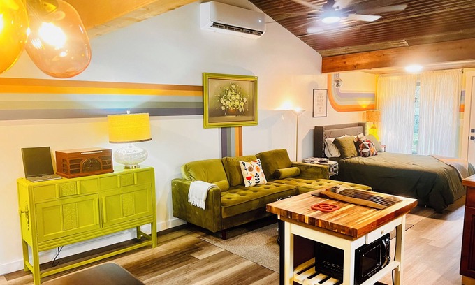 Walnut Springs House | THE GREENROOM, FUNKY music themed tiny home, walking distance to downtown!