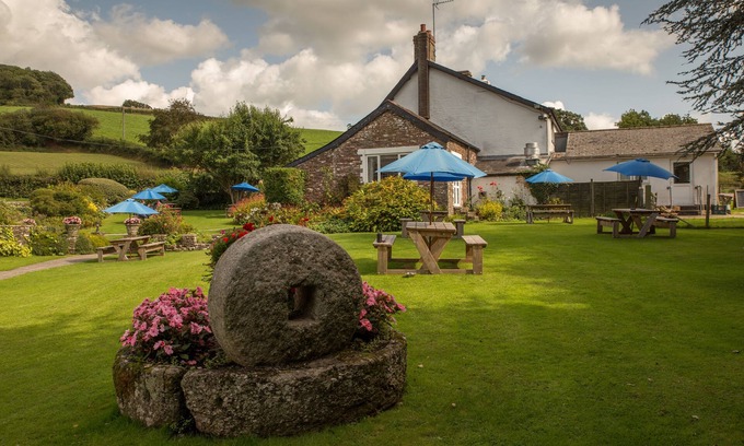 Usk Hotel | The Greyhound Inn & Hotel