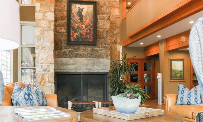 Gatlinburg Hotel | The Greystone Lodge on the River