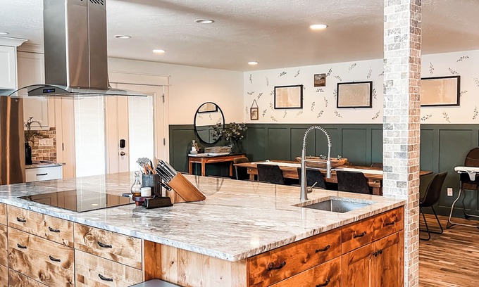 Nampa House | The Group Shouse - Sleeps 20+, Game Basement, 4 Patios, & More