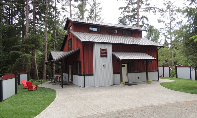Courtenay House | The Guest Barn on Rennie