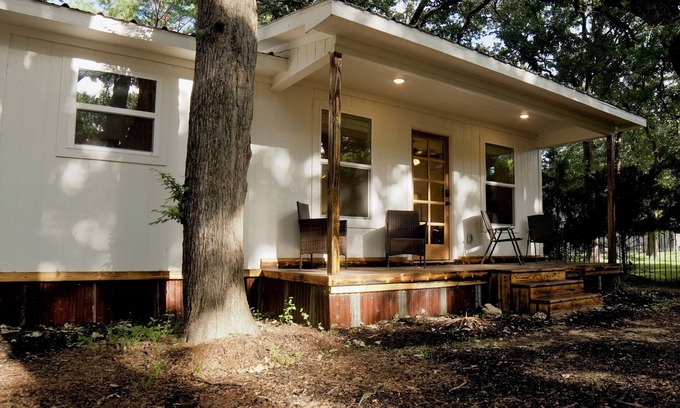 Pecan Acres Cottage | THE GUEST HOUSE AT EAGLE MOUNTAIN LAKE