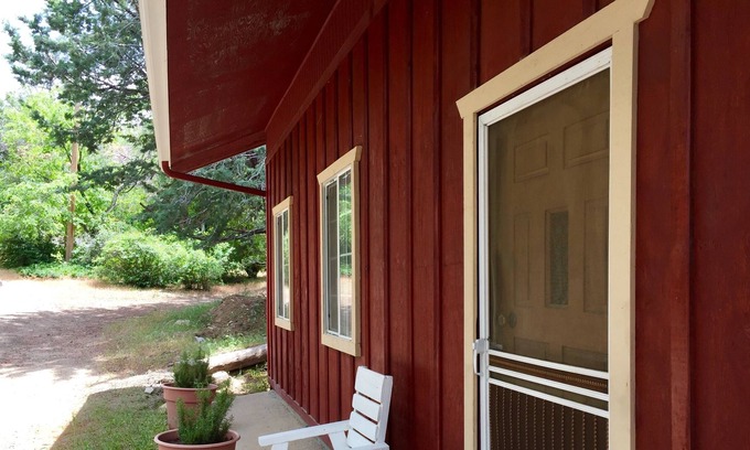 Lake Hughes Apartment | The Guesthouse at Hidden Acres