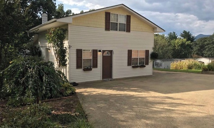 Swannanoa House | The Guesthouse-Located right between Asheville and Black Mountain