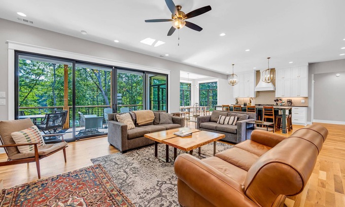 Hartwell House | The Hales Lake House w/Hot Tub!