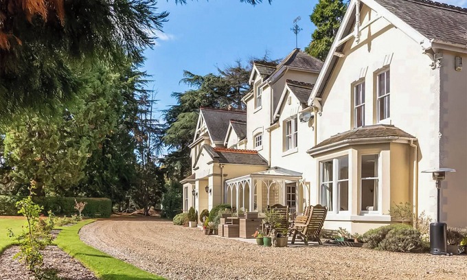 Aubourn Cottage | The Hall promises an experience that is unforgettable.