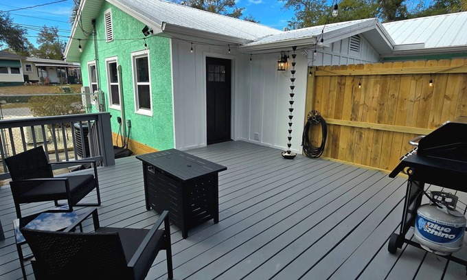 Bunkers Cove Apartment | The Hamilton Studio! close to Downtown & Dinning, Fast WIFI, HBO Max Included
