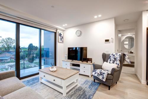 Dickson Apartment | The Hamptons - Lux 2 Bed 2 Bath, Pool - Central Location