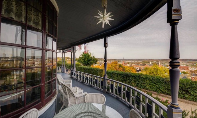 Dubuque Bed & Breakfast | The Hancock House