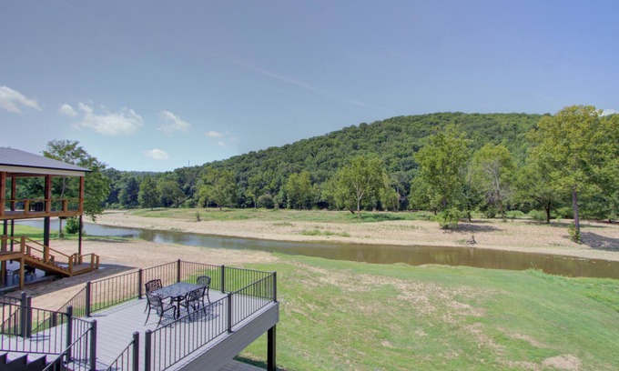 Glenwood Cabin | The Hangout on the Caddo River - Porch to River