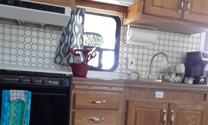 Pahrump House | The Happy Camper with mountain views amble parking for 1 simi tractor trailer