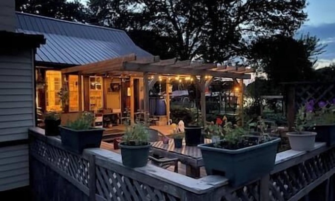 Burlington House | The Happy, Hippie Homestead 3BRM Sleeps up to 10