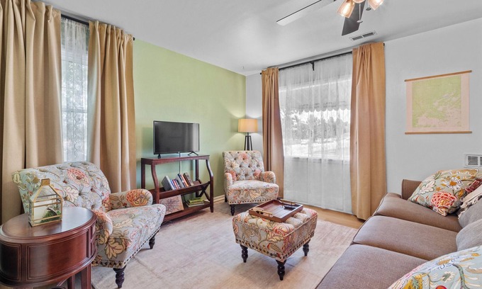 Laramie House | The Harney Cottage - Walk to UW Games!