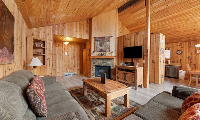 Lead Cabin | The Haven - 1 block from the ski slopes! Private Hot tub