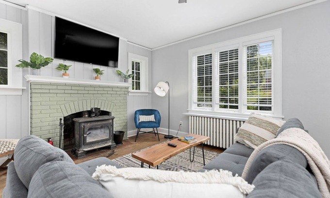 Waynesboro House | The Hawksbill Haus (w/hot tub)
