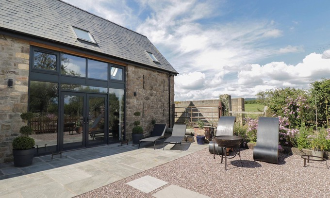 Blaisdon Cottage | THE HAY BARN, pet friendly, with hot tub in Huntley