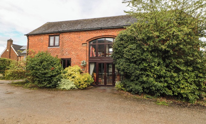 Lichfield House | THE HAYBARN, pet friendly, character holiday cottage in Lichfield