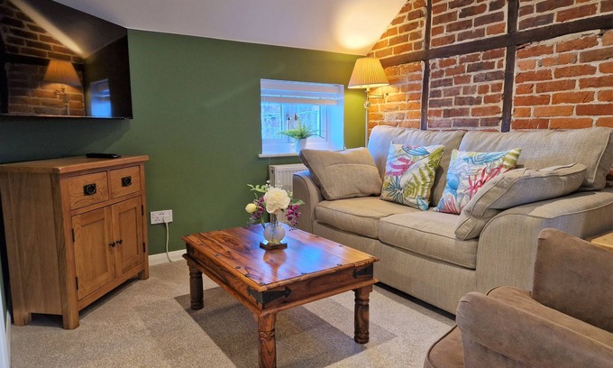 Ivinghoe Cottage | The Hayloft - an one bedroom (larger) that sleeps 2 guests in 1 bedroom