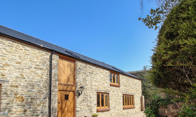 Burton Bradstock Cottage | THE HAYLOFT, BURTON BRADSTOCK, family friendly in Burton Bradstock