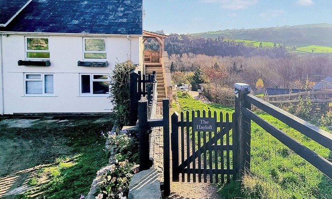 St George Cottage | The Hayloft offers the perfect retreat in the stunning North Wales countryside.