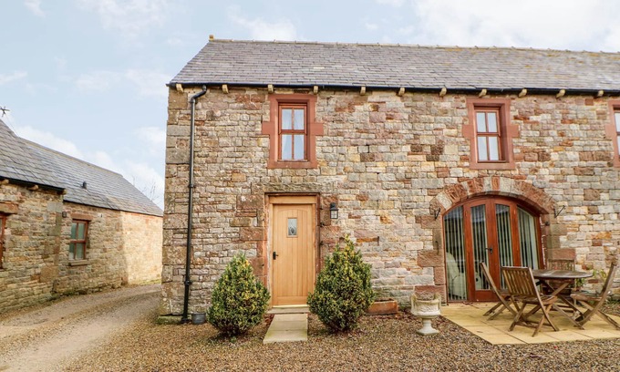 Wing Cottage | THE HAYLOFT, pet friendly, with hot tub in Brampton, Cumbria