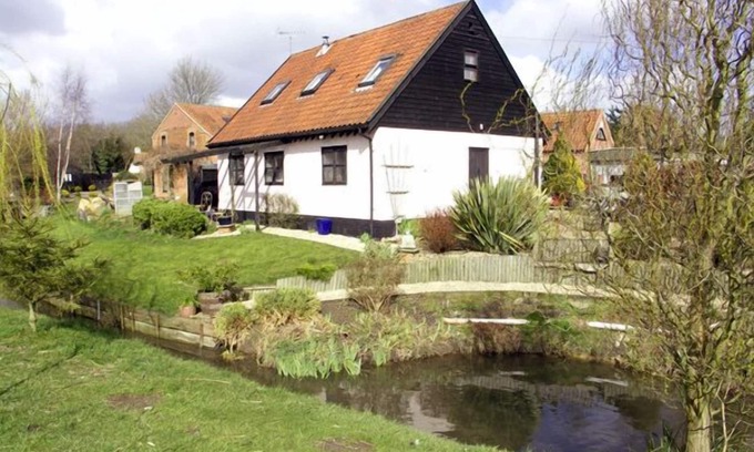 West End Apartment | THE HAYLOFT, pet friendly, character holiday cottage in Necton