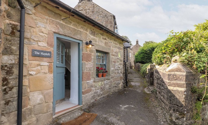 Winster Cottage | THE HAYLOFT, romantic, character holiday cottage in Winster