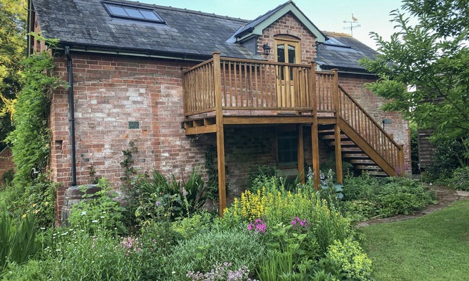 Little Cowarne Apartment | THE HAYLOFT, romantic, with a garden in Bishop's Frome