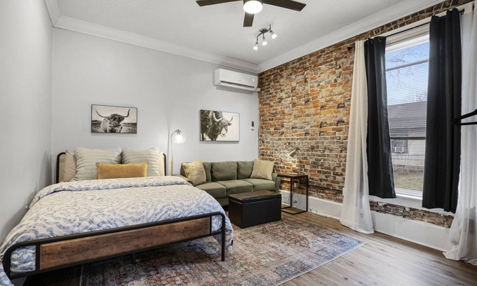 Northside District Apartment | The Headley House #6 - Beautiful, Spacious Downtown Studion#15067971-2