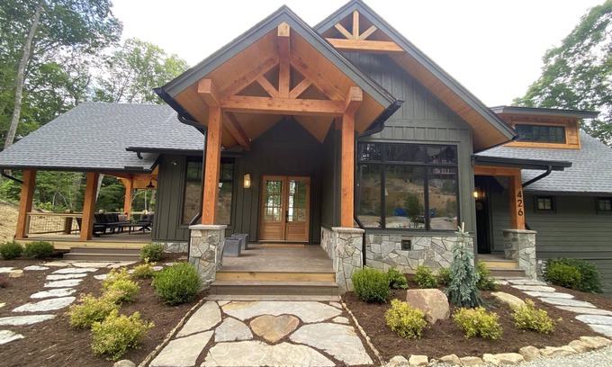 Elk Park House | The HeartStone Lodge at Eagles Nest - Vineyard, Views, Hot Tub