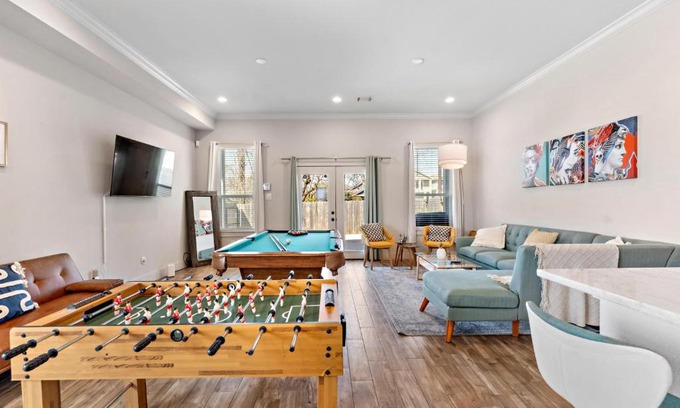 Northside House | The Heights Getaway with Game Room Backyard Grill Outdoor Games Netflix Wine at The Heights