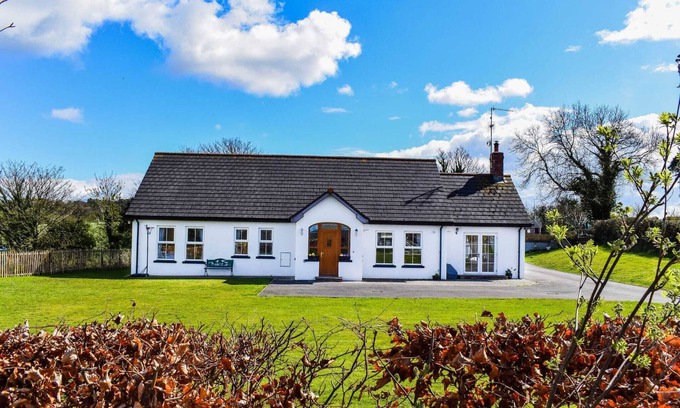 Downpatrick House | The Heights & Hollows Farmhouse (Sleeps 14) Saul, Downpatrick