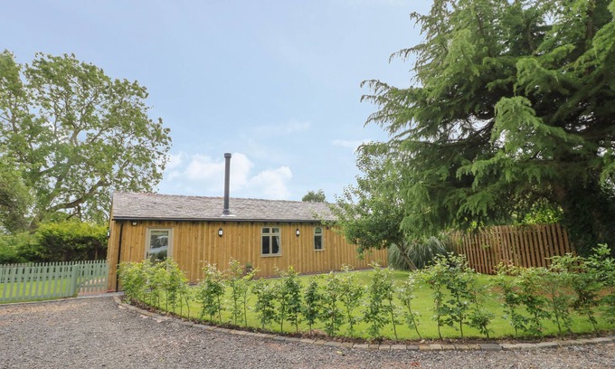 Rugeley Cottage | THE HEN HOUSE, pet friendly, with hot tub in Rugeley