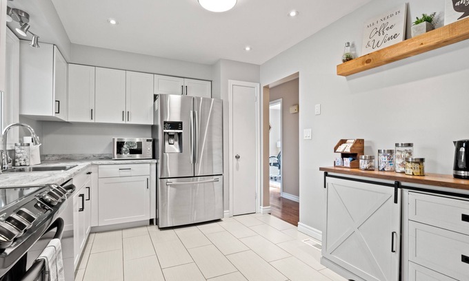 St. Catharines House | | The Henley House | 8 Guests | Port Dalhousie |