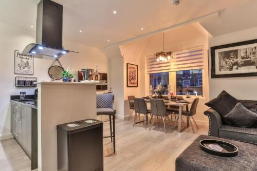 Scarborough Apartment | The Hepburn - Top Floor - Luxury for up to 6 guests near Open Air Theatre and North Bay