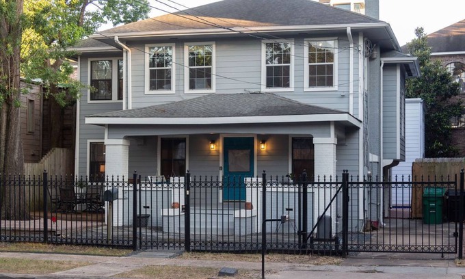 Neartown House | The Hera! Luxury Mansion in Montrose w/Pool 2BR+3