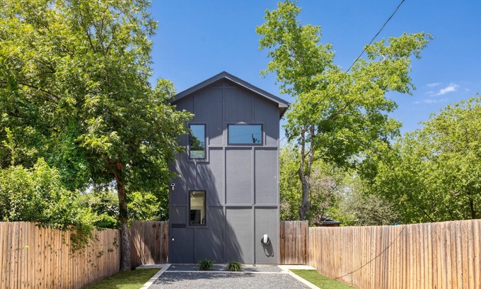 Eastside Promise Neighborhood Cabin | The Heritage Haus - Modern Cabin In Downtown San Antonio