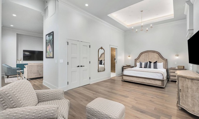 Cullman Hotel | The Heritage Suite | 5 Minutes from I65 | In the heart of Cullman