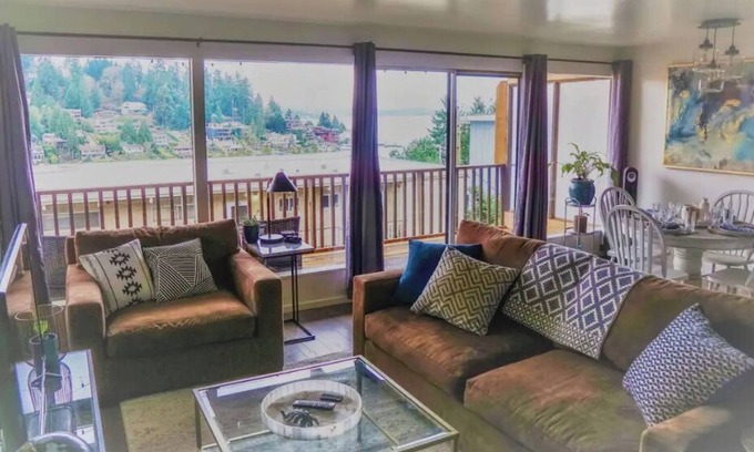 Bellevue Apartment | The Heron in Meydenbauer Bay Bellevue | 29 Nights!