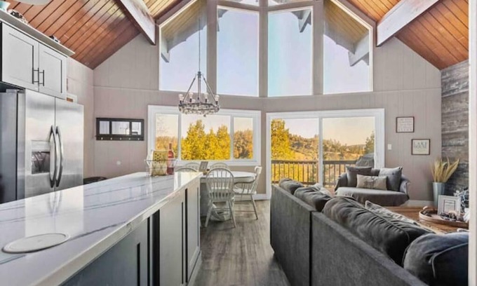 Crestline House | The Hibernation Station at Lake Gregory