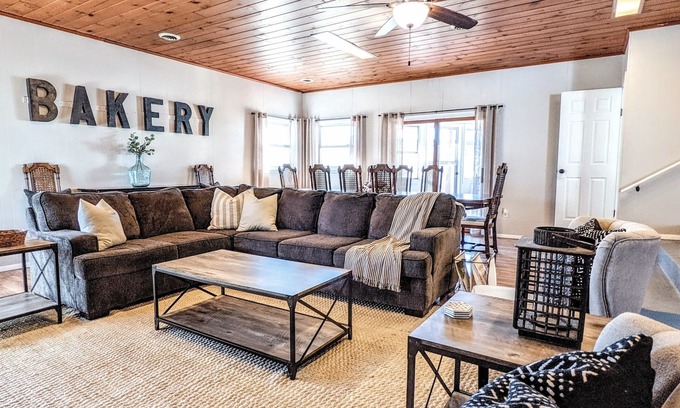 Three Oaks House | The Hickory House - Walk to Downtown Three Oaks - Week Stay Discount