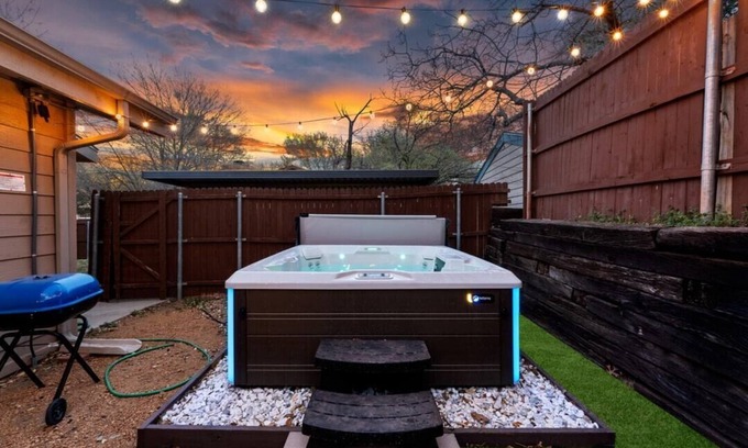 Lewisville House | The Hidden Gem: Gig Speed Internet | Saltwater Hot Tub | near DFW